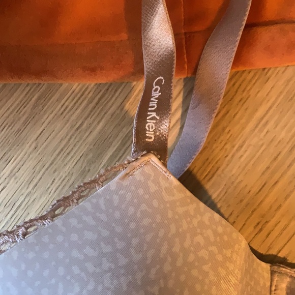 Calvin Klein 36DD Grey/Purple Tshirt Bra - Picture 2 of 6